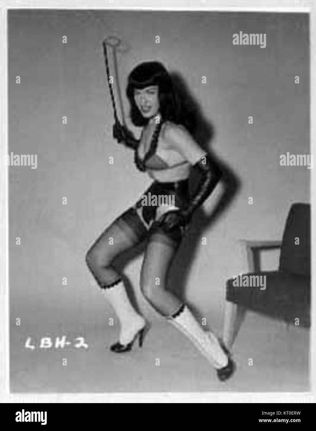 Bettie Page war ein ikonisches amerikanisches Model, das in den 1950er Jahren für ihre Pin-up-Fotografie bekannt war Ihre Arbeit erlangte durch ihren verspielten und mutigen Stil Popularität und machte sie zu einer Kultfigur in der amerikanischen Popkultur. Das Bild „Klaw 51“ ist eine ihrer berühmten Pin-up-Fotografien. Stockfoto