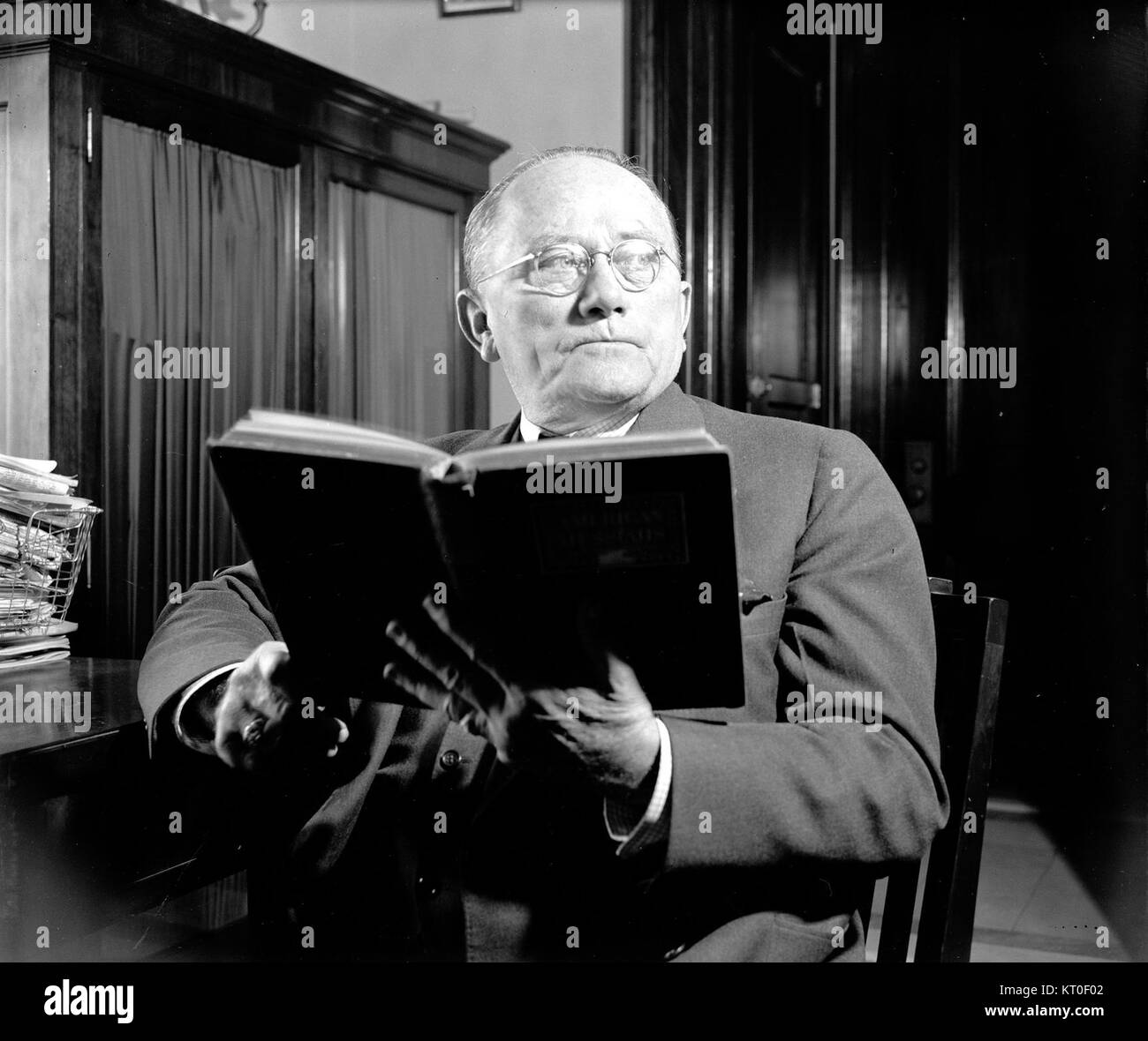 Bilbo 1939 bezieht sich auf eine Sammel- oder Vintage-Ausgabe eines Buches, das sich auf die Figur Bilbo Baggins aus J.R.R. Tolkiens Werken bezieht, möglicherweise „der Hobbit“ oder „der Herr der Ringe“. Dieser Artikel ist für Sammler und Tolkien-Enthusiasten von Bedeutung. Stockfoto