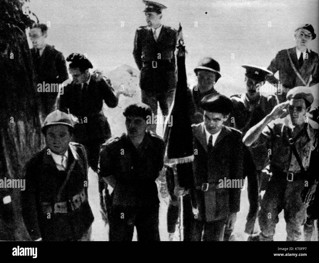 Blagoje Parović, eine bedeutende Figur in der jugoslawischen Militärgeschichte, wird dargestellt, wie er die Flagge an Bataillon Dimitrov übergab. Dieser historische Moment spiegelt die militärischen Traditionen der Kriegszeit wider. Stockfoto