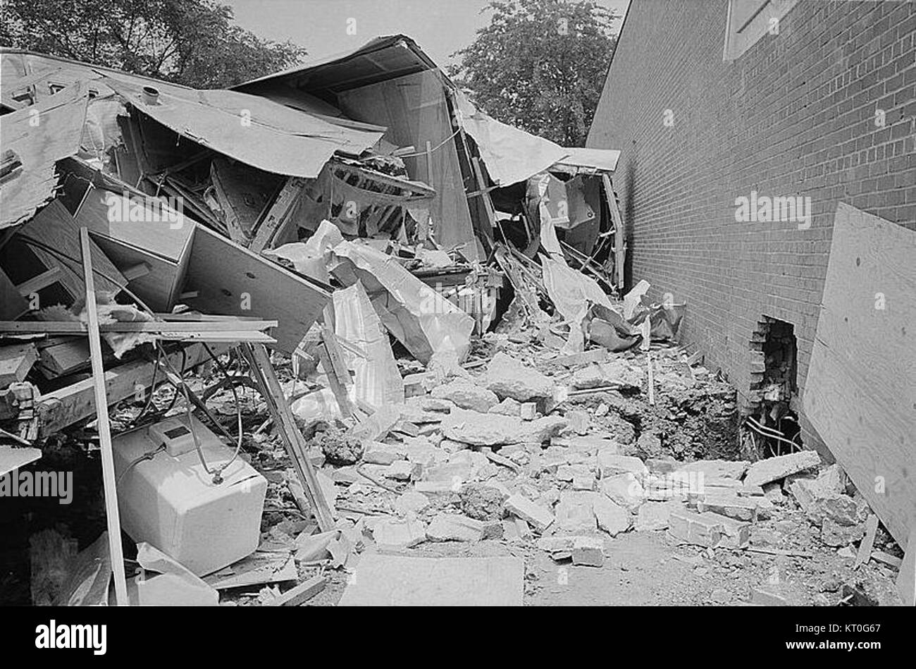Dieses Foto zeigt die Folgen eines Bombenanschlags in der Nähe des Gaston Motels im Mai 1963. Das Wrack zeigt die Schäden, die durch die Explosion verursacht wurden, und hebt ein Schlüsselereignis während der Bürgerrechtsbewegung hervor. Stockfoto