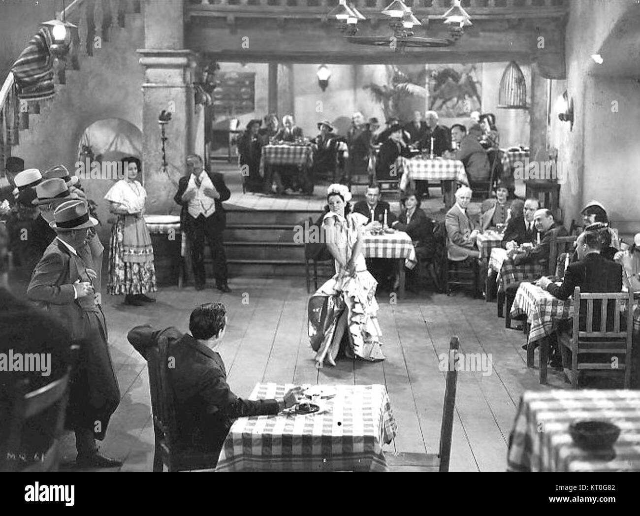 Der Film still from 'Border Cafe' fängt eine Schlüsselszene aus diesem amerikanischen Drama aus den 1940er Jahren ein. Der Film ist bekannt für seine Darstellung sozialer und kultureller Konflikte und untersucht Themen wie Familie, Liebe und Spannung in einem Café in der Grenzstadt. Stockfoto
