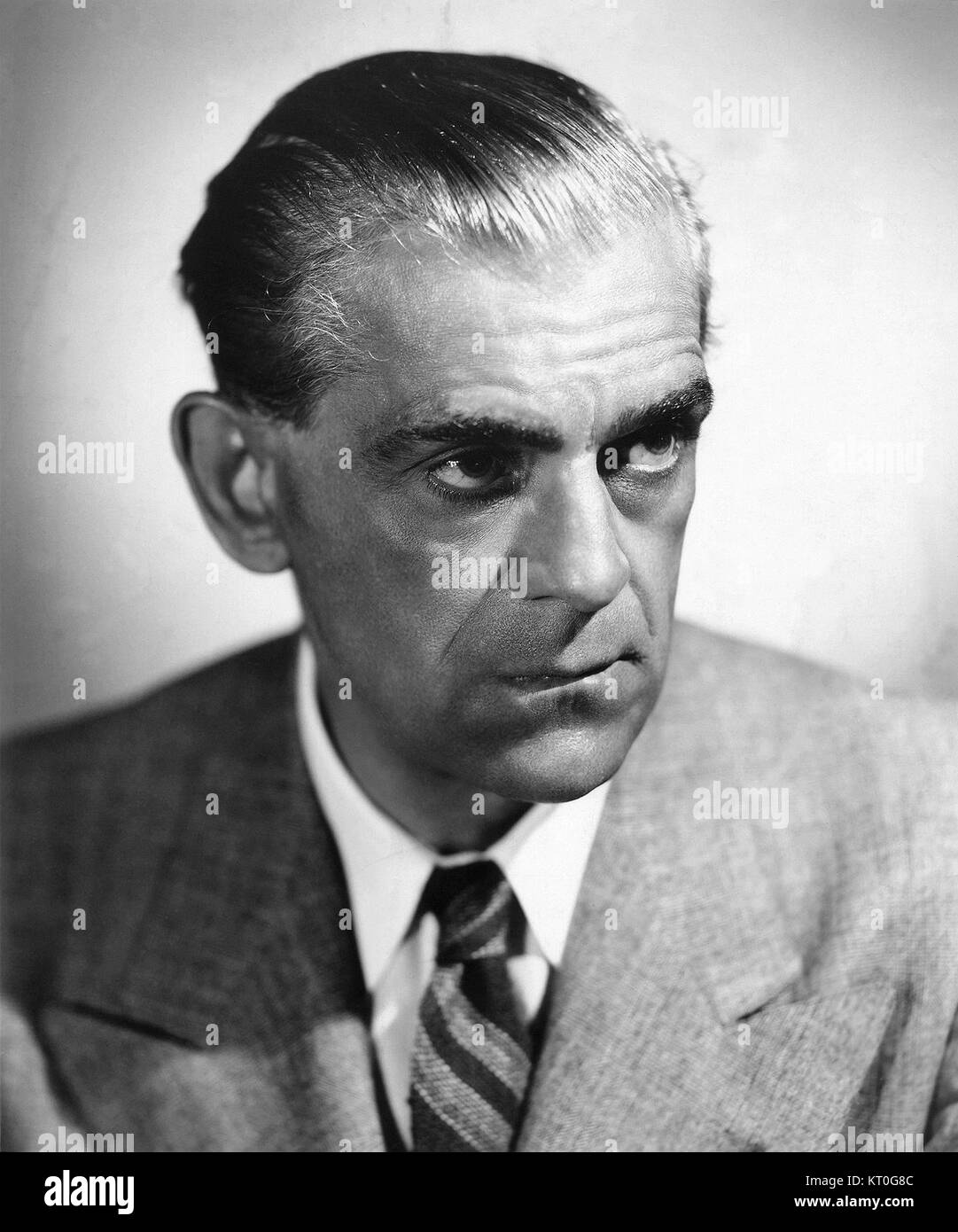 Dieses Standbild zeigt Boris Karloff, einen ikonischen Schauspieler, der vor allem für seine Rollen in klassischen Horrorfilmen bekannt ist und sein unverwechselbares Erscheinungsbild und seine filmische Persönlichkeit einfängt. Stockfoto