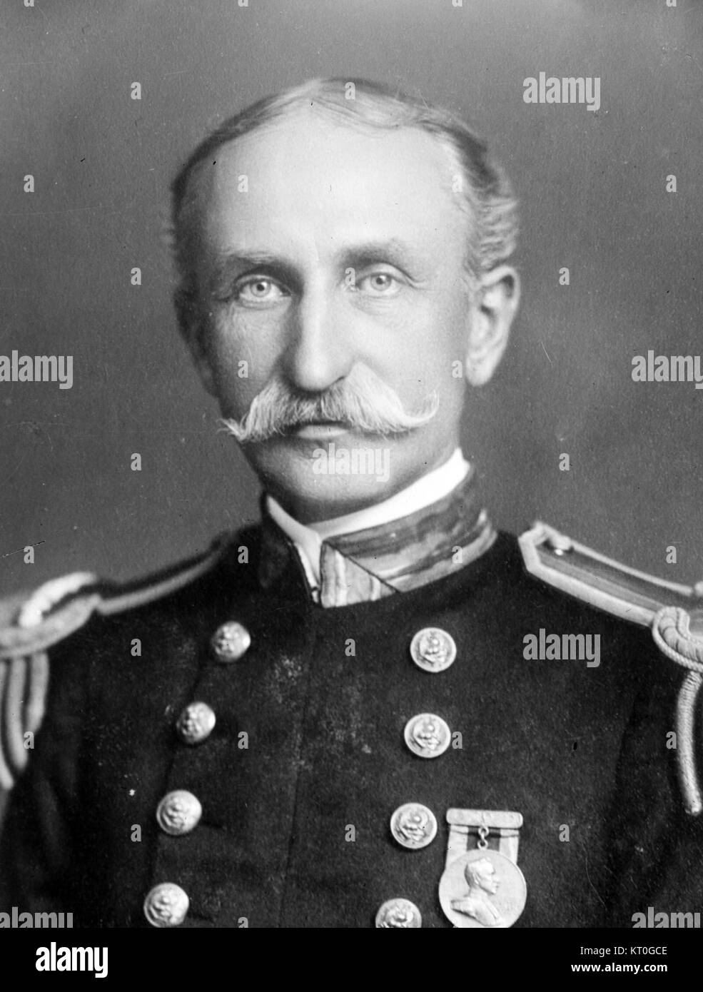 Bradley A. Fiske, ein einflussreicher amerikanischer Erfinder, Marineoffizier und Autor, bekannt für seine Beiträge zu militärischen Technologien und Innovationen in der Seekriegsführung. Dieses zugeschnittene Bild fängt ihn in seinem professionellen Umfeld ein und spiegelt seine Leistungen wider. Stockfoto