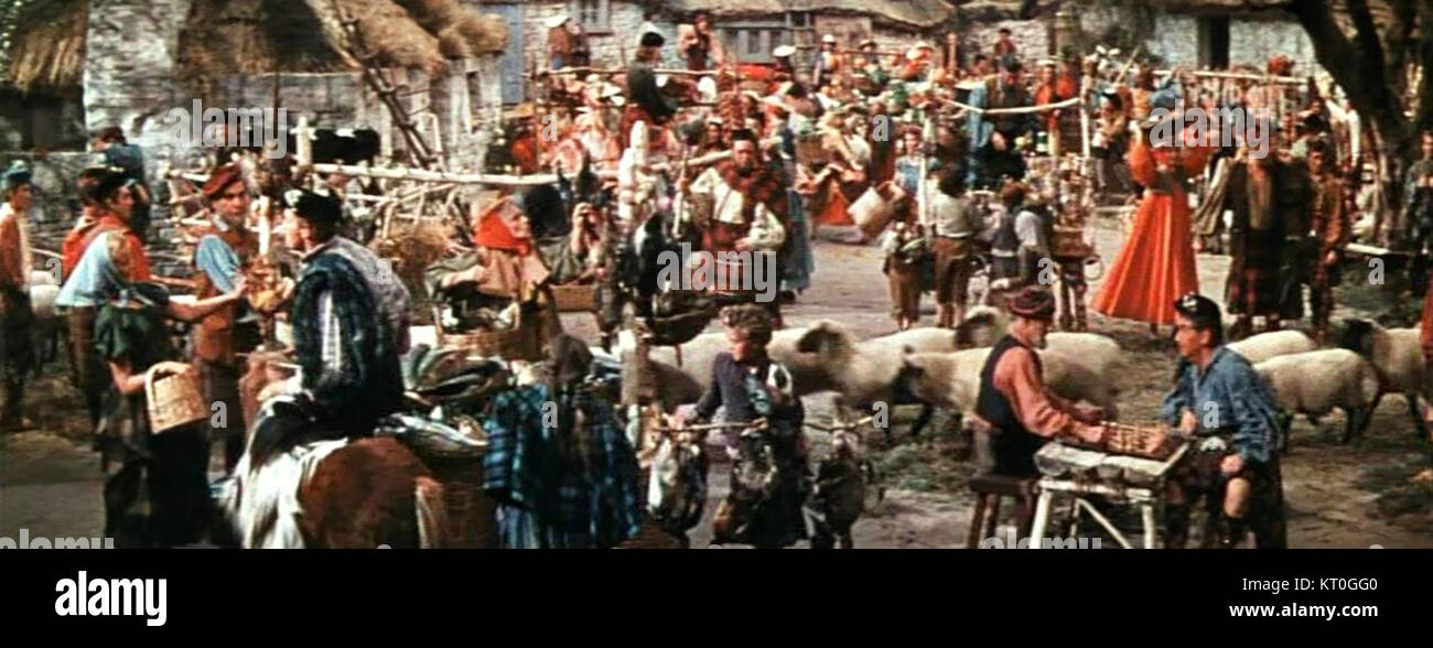 Der Trailer für den musikalischen Fantasy-Film *Brigadoon* von Vincente Minnelli aus dem Jahr 1954 zeigt die bezaubernde schottische Dorfkulisse und die Geschichte von Liebe und Zeitreisen. Stockfoto