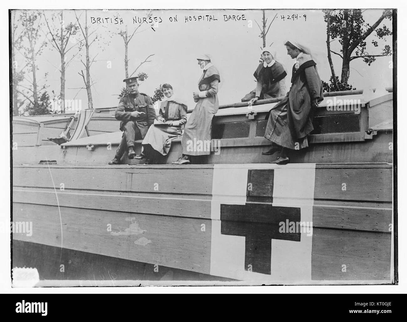 Ein Foto, das britische Krankenschwestern an Bord eines Krankenhauskahns erfasst, möglicherweise während einer Kriegsoperation oder eines medizinischen Dienstes in einer maritimen Umgebung. Stockfoto