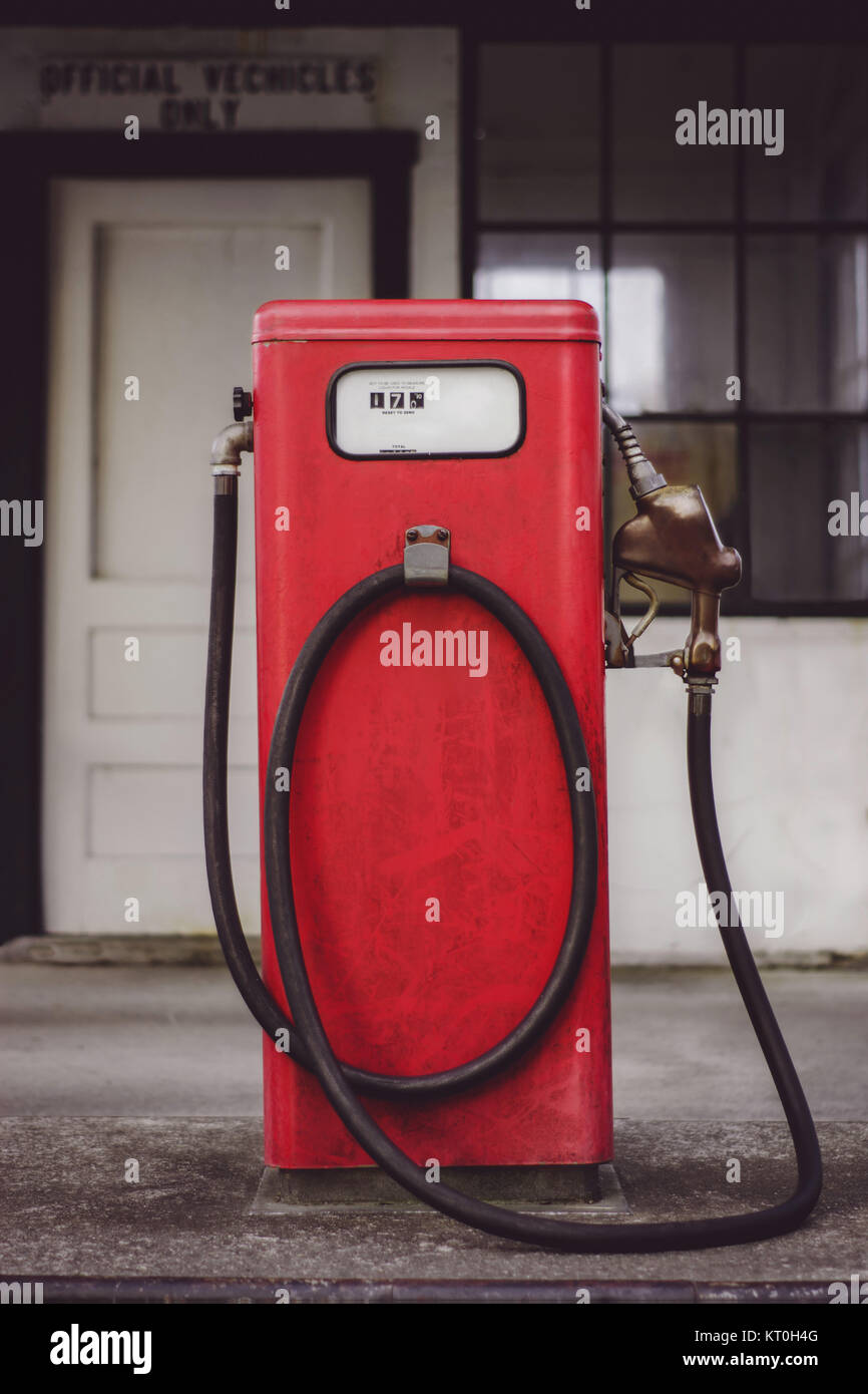 Einen altmodischen Roten gas Pumpe sitzt außerhalb einer geschlossen Tankstelle. Stockfoto