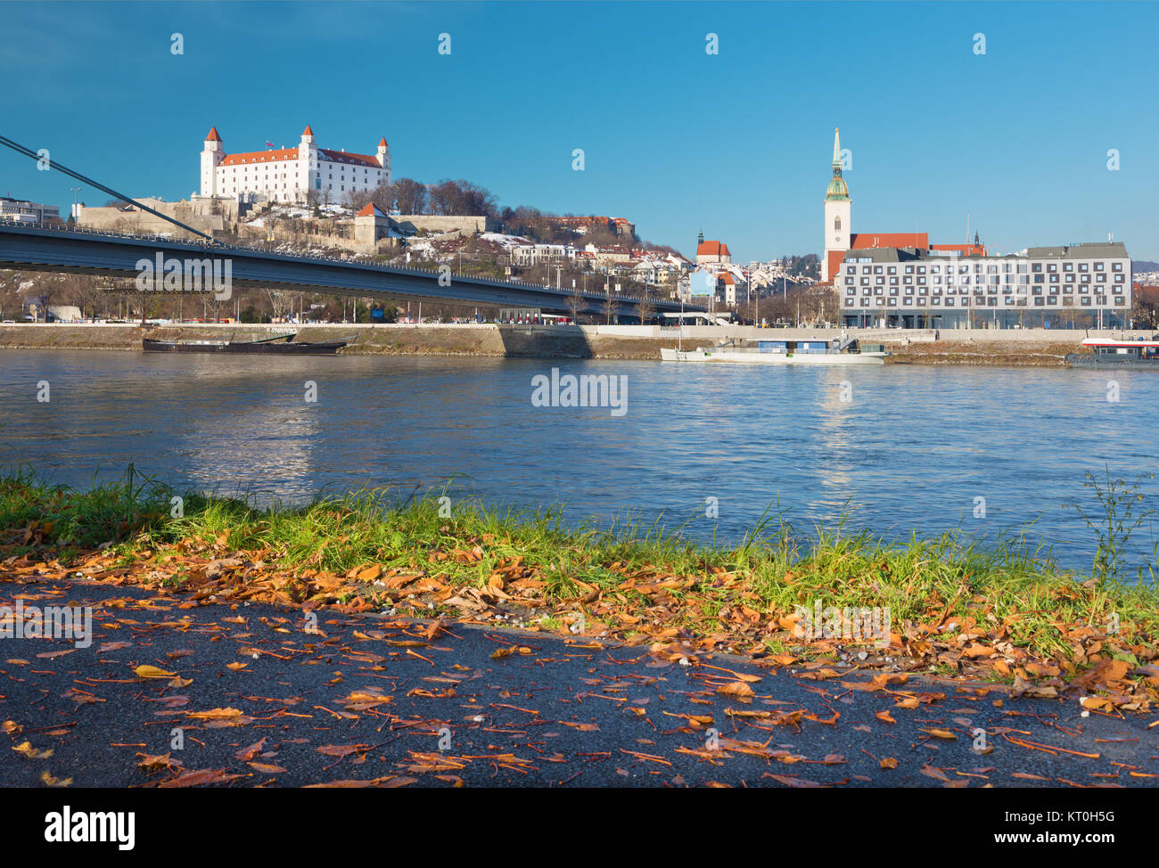 Bratislava - Kulisse der Stadt mit der Promenade entlang der Donau. Stockfoto