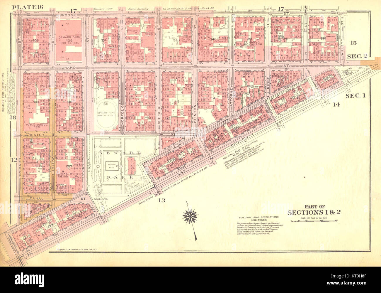 Die Bromley Manhattan Plate 016 wurde 1955 veröffentlicht und ist Teil einer Serie von Sammlerplatten mit Szenen aus Manhattan. Es spiegelt den Stil und die künstlerische Darstellung von New York City der Mitte des Jahrhunderts wider. Stockfoto