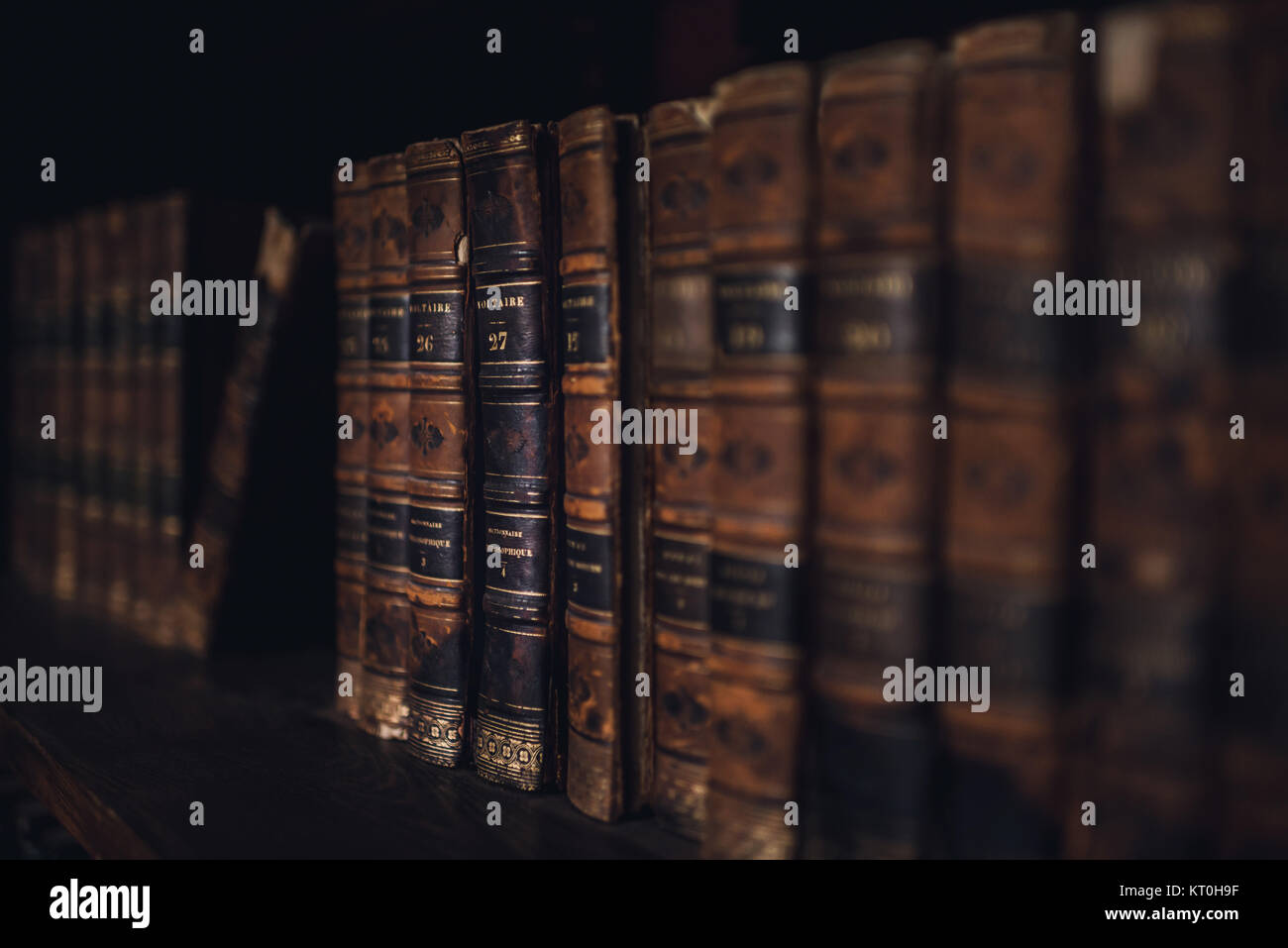 Eine antike Sammlung von Voltaire Bücher sitzen auf einem Bücherregal. Titel und Band sichtbar sind für redaktionelle Zwecke. Stockfoto