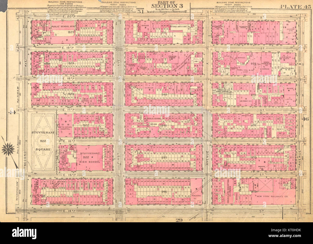 Die Bromley Manhattan Plate 045 ist eine Vintage-Platte, die Anfang des 20. Jahrhunderts hergestellt wurde. Es verfügt über ein Design, das die Handwerkskunst und den künstlerischen Stil seiner Ära unterstreicht und die kulturellen Trends der Zeit repräsentiert. Stockfoto