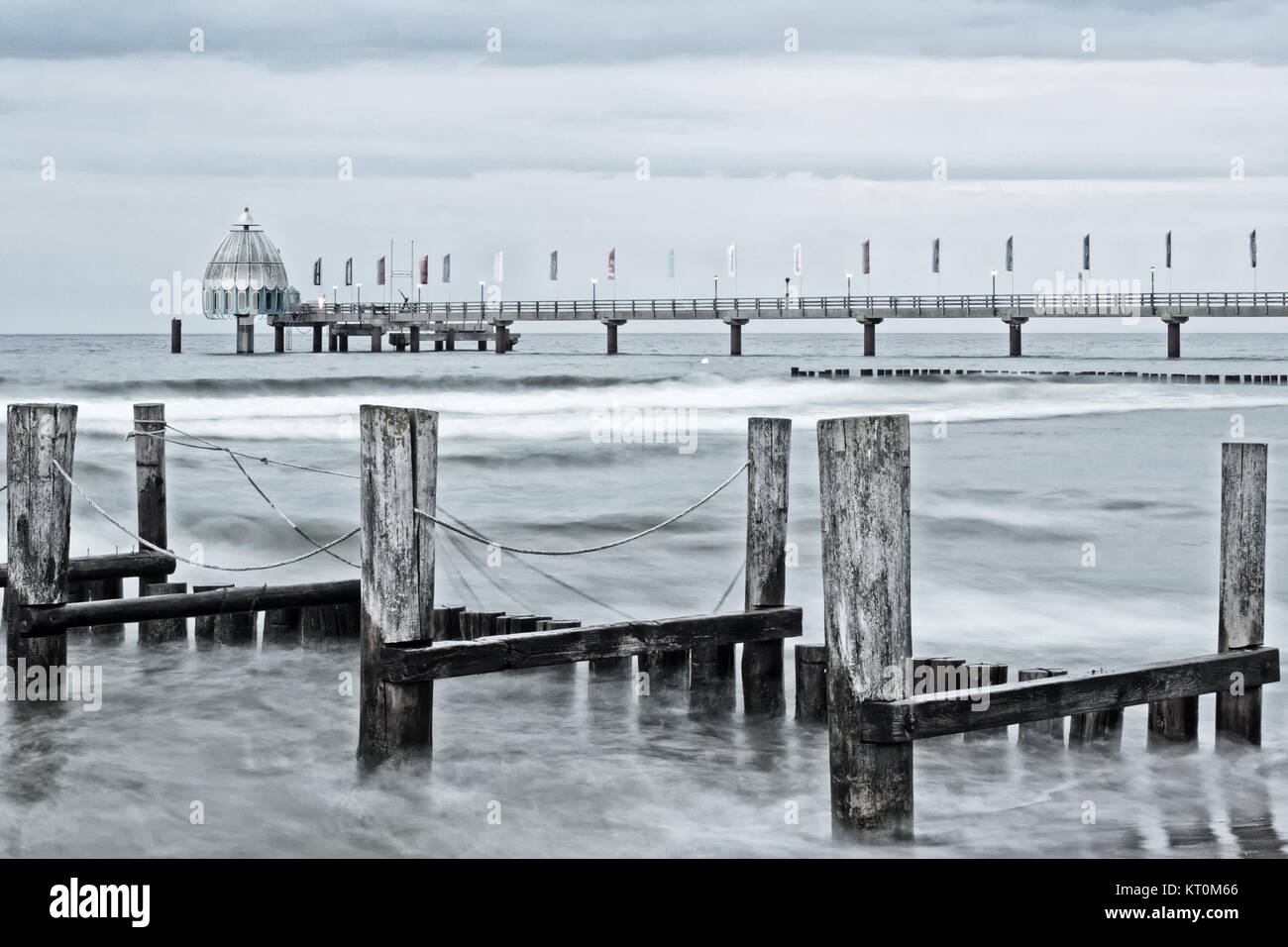 Ostsee in Zingst mit Pier und Wellenbrechern Stockfoto