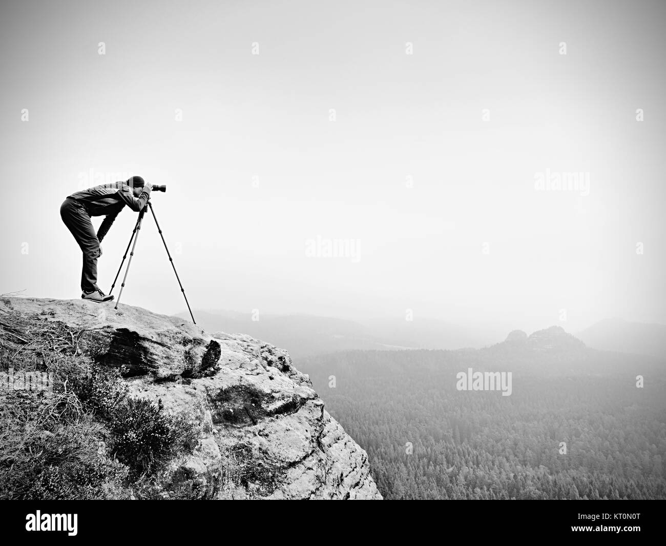 Naturfotograf auf Mountain Summit funktioniert. Mann wie Reisen und Fotografie, die Bilder von Momenten während herbstlicher Sonnenuntergang im Querformat Stockfoto