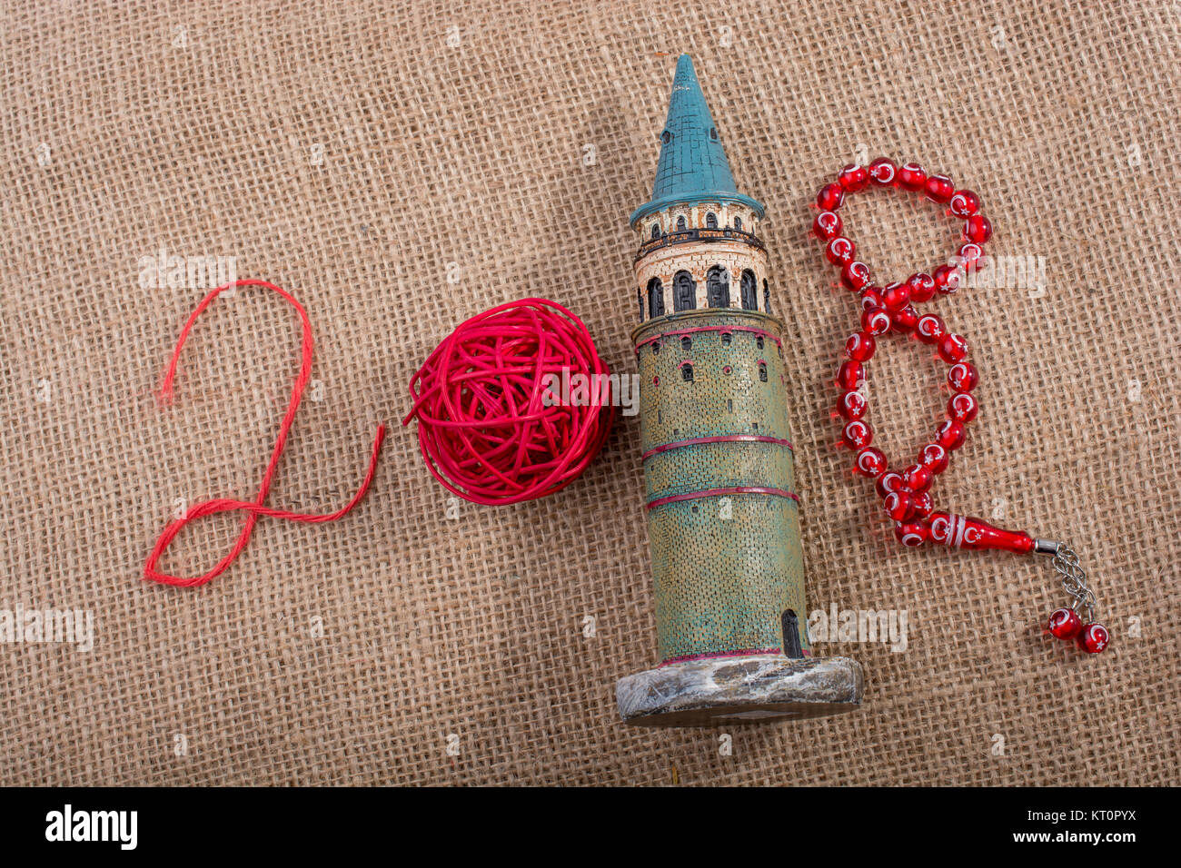 Glückliches Jahr 2018 mit Schieber, Galata-turm und Perlen Stockfoto