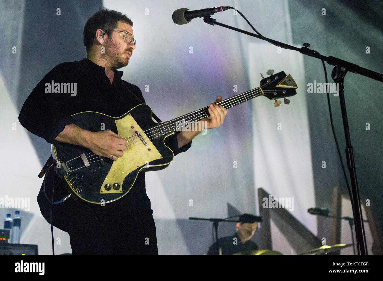 Norwegen, Oslo - Dezember 5, 2017. Die amerikanische indie folk band Flotte Füchse führt ein Live Konzert in Sentrum Scene in Oslo. Herebass Spieler Christian Wargo wird gesehen, live auf der Bühne. (Foto: Gonzales Foto - Brokvam Kjell). Stockfoto