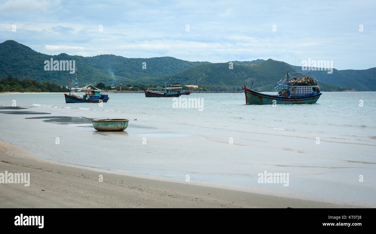 Fischerboote auf dem Meer in Con Dao Island, Vietnam. Die Con Dao Inseln sind ein Archipel von Ba Ria Provinz, in der südöstlichen Region von Vietnam. Stockfoto