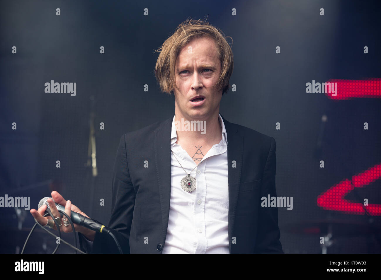 Norwegen, Tonsberg - Juli 12., 2017. Die schwedische Post-Punk Band INVSN führt ein Live Konzert während der norwegischen Musik Festival Slottsfjell Festival 2017. Hier Sänger Dennis Lyxzen wird gesehen, live auf der Bühne. Stockfoto