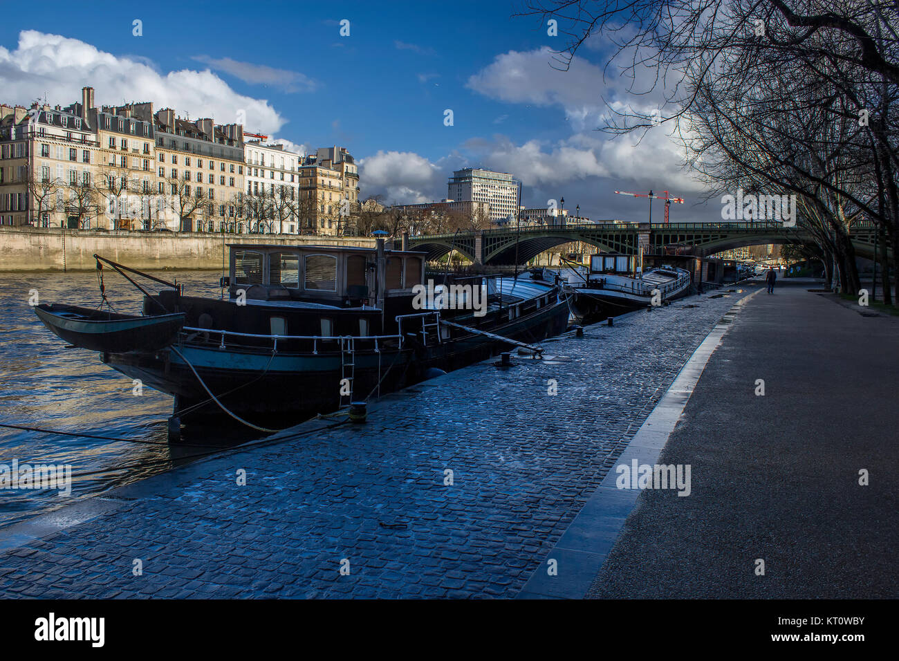 Boote in Sena River an der Pier, die Stadt Paris Stockfoto