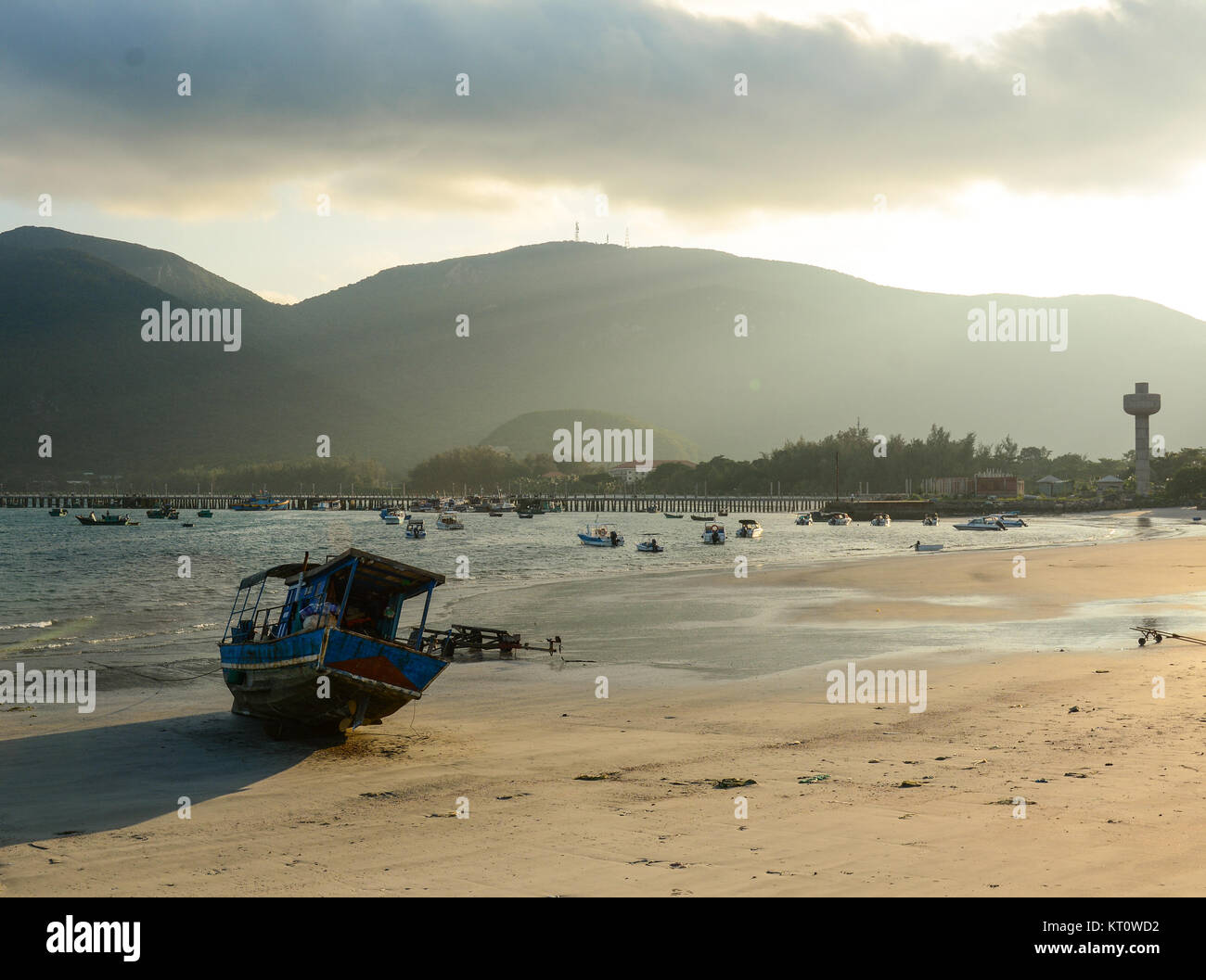 Ein hölzernes Boot am Strand bei Sonnenuntergang in Con Dao Island, Vietnam. Die Con Dao Inseln sind ein Archipel von Ba Ria Provinz, in der südöstlichen Region von Stockfoto