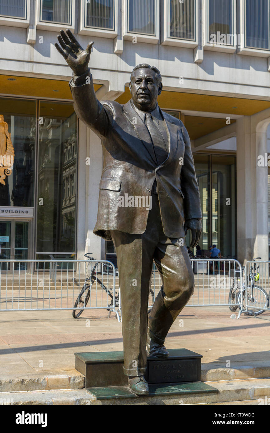 Die umstrittene Statue von ex-Bürgermeister Frank Rizzo (Francis Lazarro 'Frank' Rizzo, Sr.) außerhalb der City Hall, Philadelphia, Pennsylvania, United States. Stockfoto