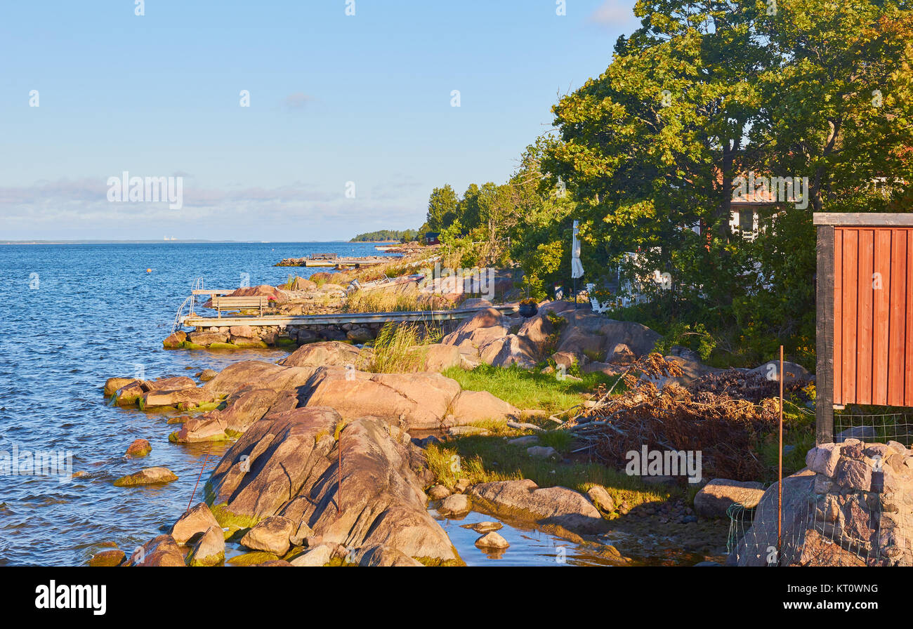 Küste der Ostsee mit privaten Anlegern zu schwimmen aus, Graso, Provinz Uppland, Stockholm Archipelago, Schweden, Skandinavien. Graso ist eine Insel von Stockfoto