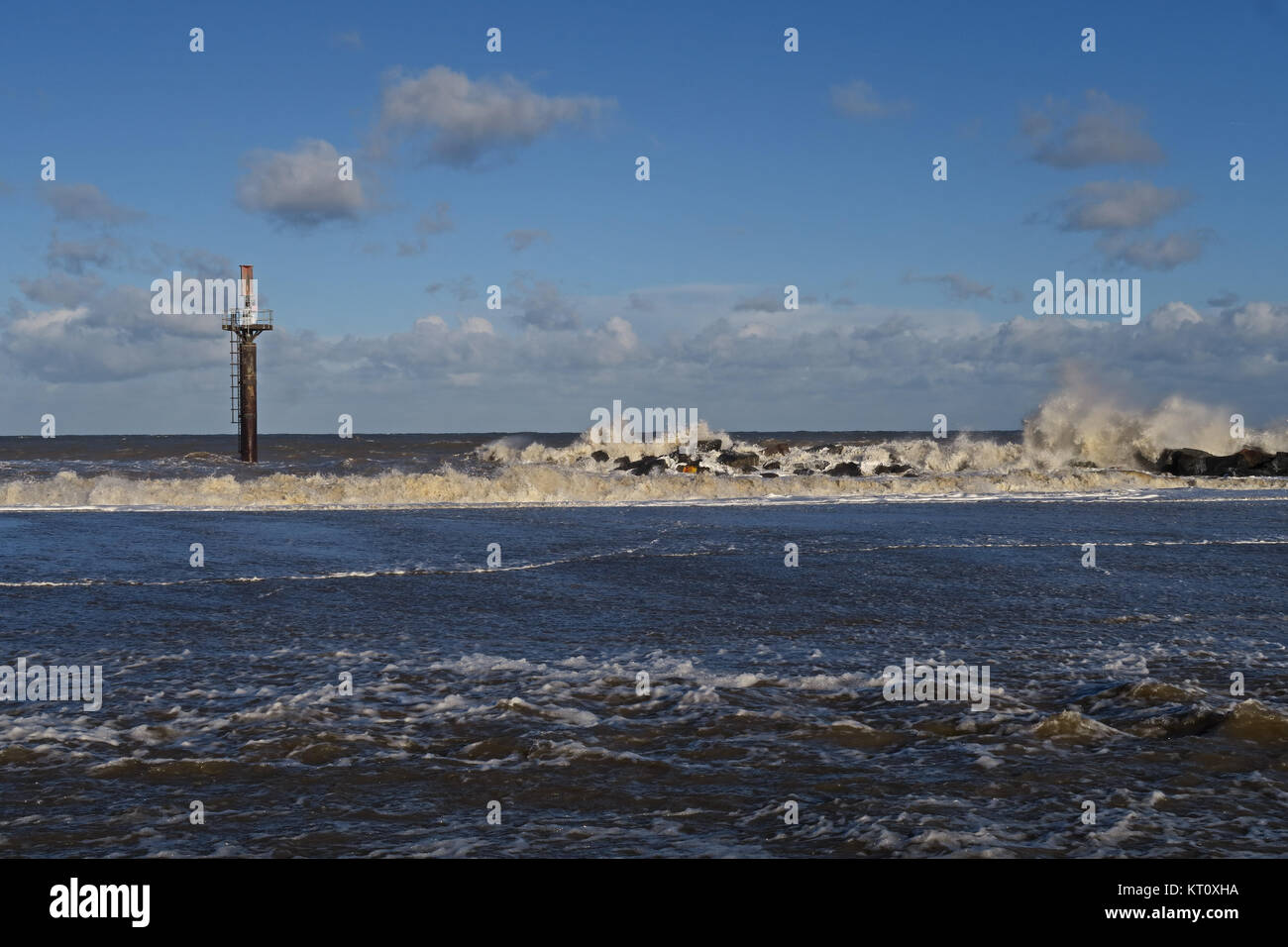 Wellen brechen auf See Defense vorgelagerten Riff Eccles-on-Sea, Norfolk, Großbritannien Dezember Stockfoto