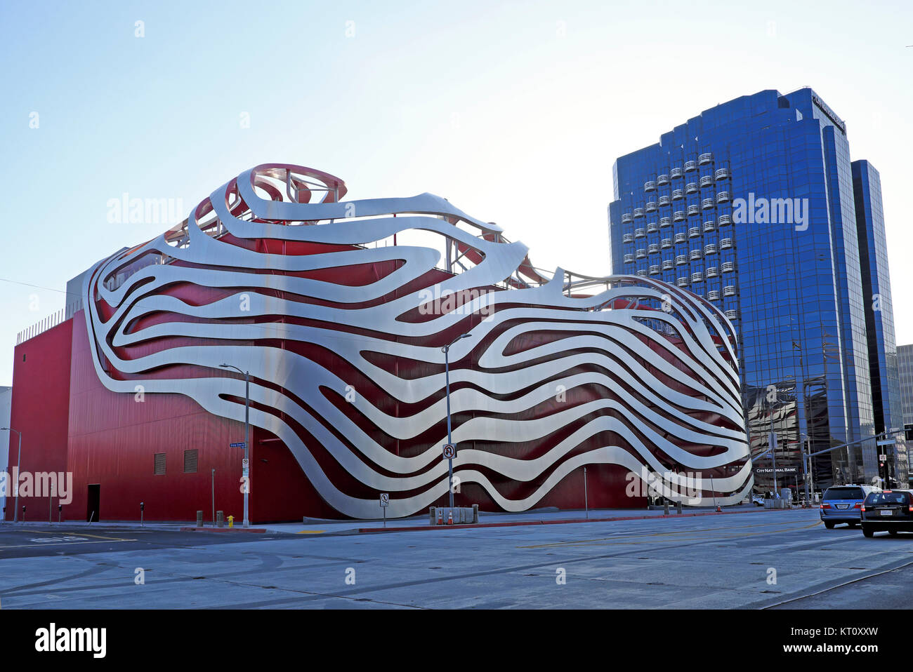 Petersen Automotive Museum zeitgenössische Gebäude moderne Architektur in Miracle Mile Bezirk Wilshire Blvd, Los Angeles, Kalifornien, USA KATHY DEWITT Stockfoto