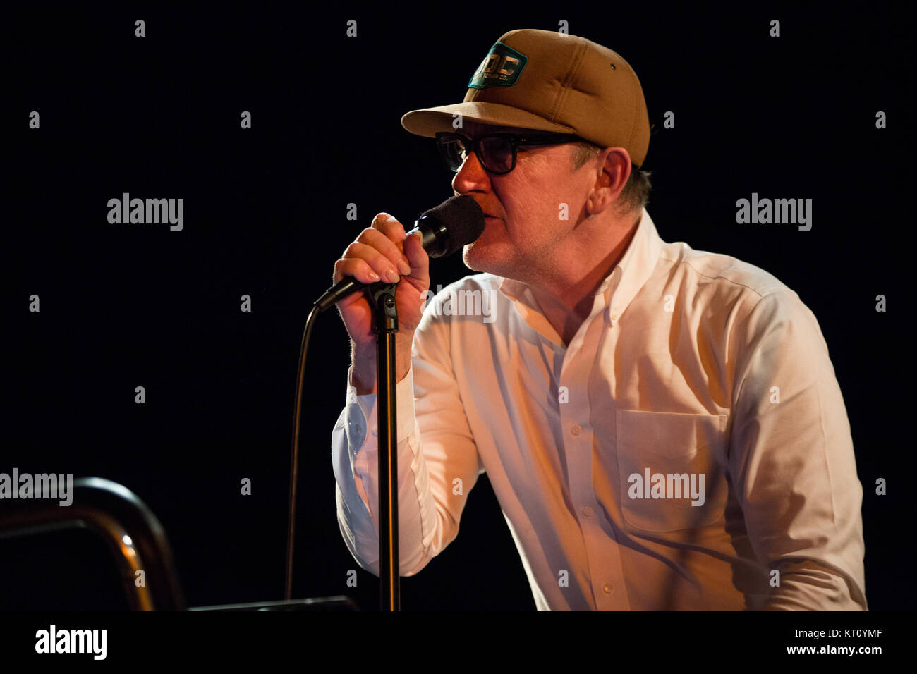 Die Amerikanische Alternative Country Band Lambchop Fuhrt Ein Live Konzert Im Parkteatret In Oslo Hier Sanger Und Musiker Kurt Wagner Ist Live Auf Der Buhne Gesehen Norwegen 26 02 2017 Stockfotografie Alamy