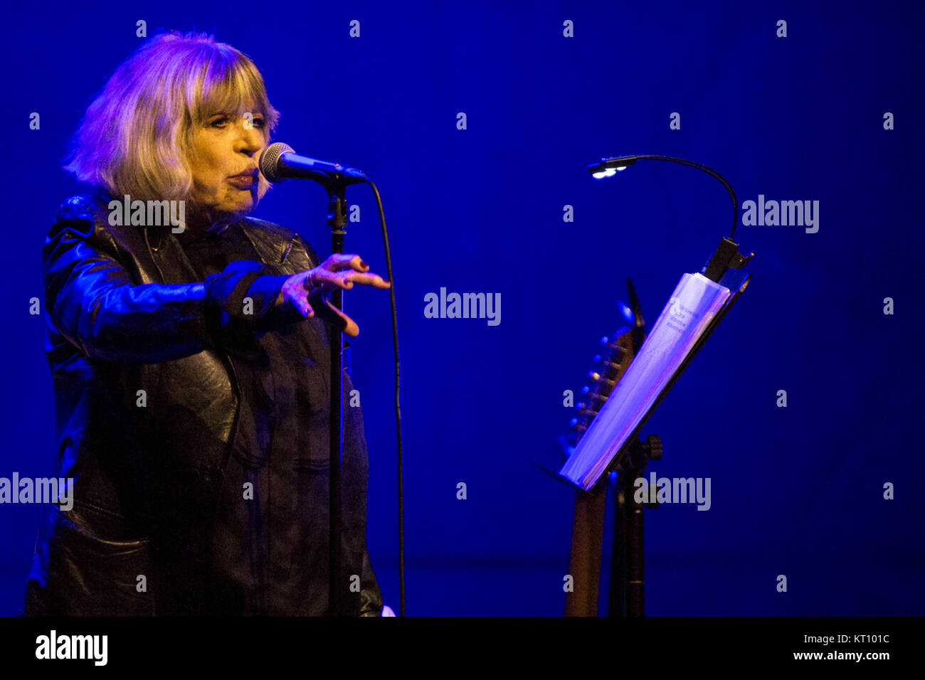 Die englische Sängerin, Songwriterin und Schauspielerin Marianne Faithfull führt ein Live Konzert in Oslo Konserthus. Norwegen, 11/11 2015. Stockfoto