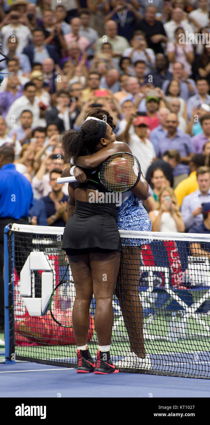 NEW YORK, NY-SEPTEMBER 08: Serena Williams aus den Vereinigten Staaten spielt Schwester Venus Williams der Vereinigten Staaten während ihrer Damen Einzel Viertelfinale Spiel an diesem Tag neun der 2015 US Open am USTA Billie Jean King National Tennis Center am 8. September 2015 in der Nähe der Queens Borough von New York City People: Serena Williams, Venus Williams Stockfoto