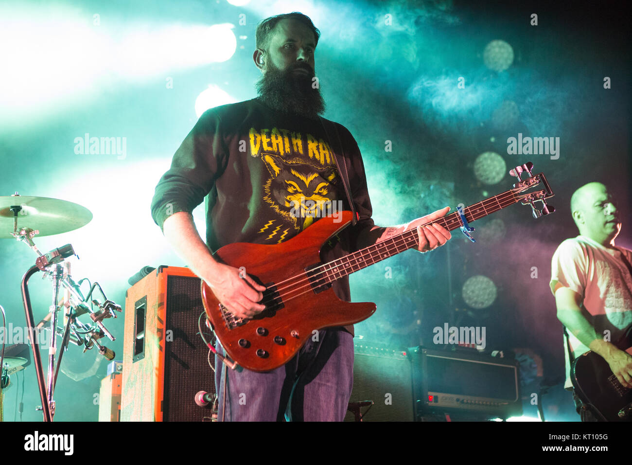 Norwegen, Oslo - 10. Oktober 2017. Die schottische Band Mogwai führt ein Live Konzert am Rockefeller in Oslo. Hier Bass Player Dominic Aitchison wird gesehen, live auf der Bühne. (Foto: Gonzales Foto - Brokvam Kjell). Stockfoto