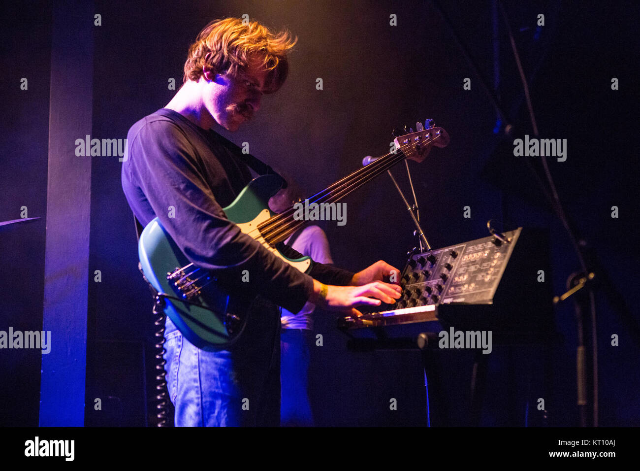Norwegen, Oslo - September 7, 2017. Die deutschen Rock duo ungerade Paar führt ein Live Konzert bei Blå während der norwegischen Musik Festival AFTR Fest 2017 in Oslo. Hier Bass Player und Musiker Kult Hände ist live auf der Bühne gesehen. (Foto: Gonzales Foto/Brokvam Kjell). Stockfoto