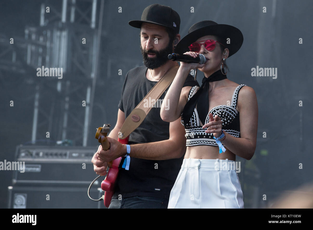 Norwegen, Tonsberg - Juli 12., 2017. Das österreichische Gesetz Parov Stelar Band live Konzert währenddessen die norwegische Musik Festival Slottsfjell Festival 2017. Hier Sänger Cleo Panther wird gesehen, live auf der Bühne. Stockfoto