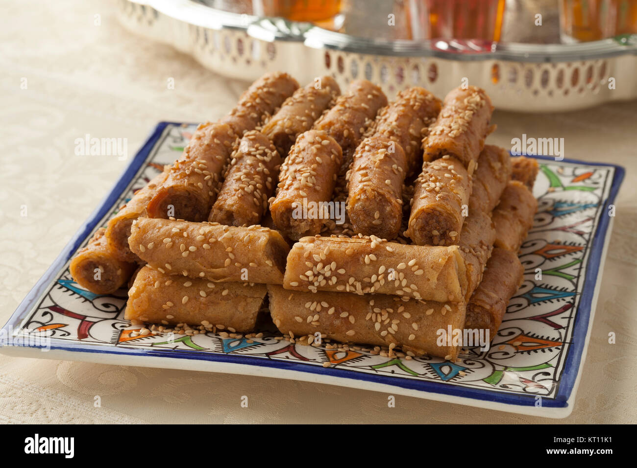 Traditionelle festliche Marokkanischen cookies mit Sesam und Pfefferminztee Stockfoto