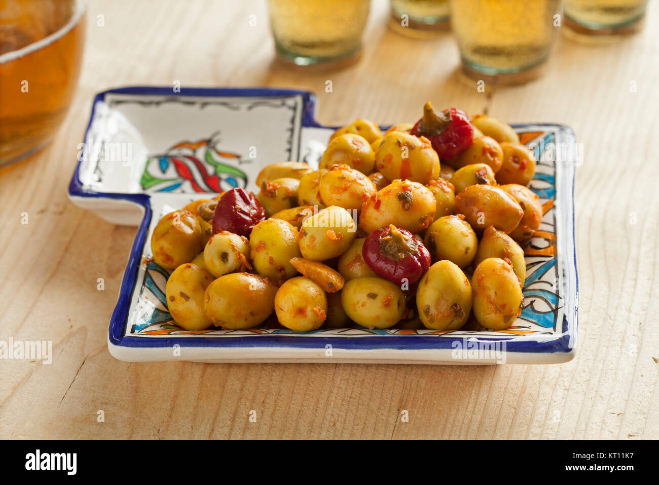 Marokkanische eingelegte Oliven auf einem keramischen Olive dish Stockfoto