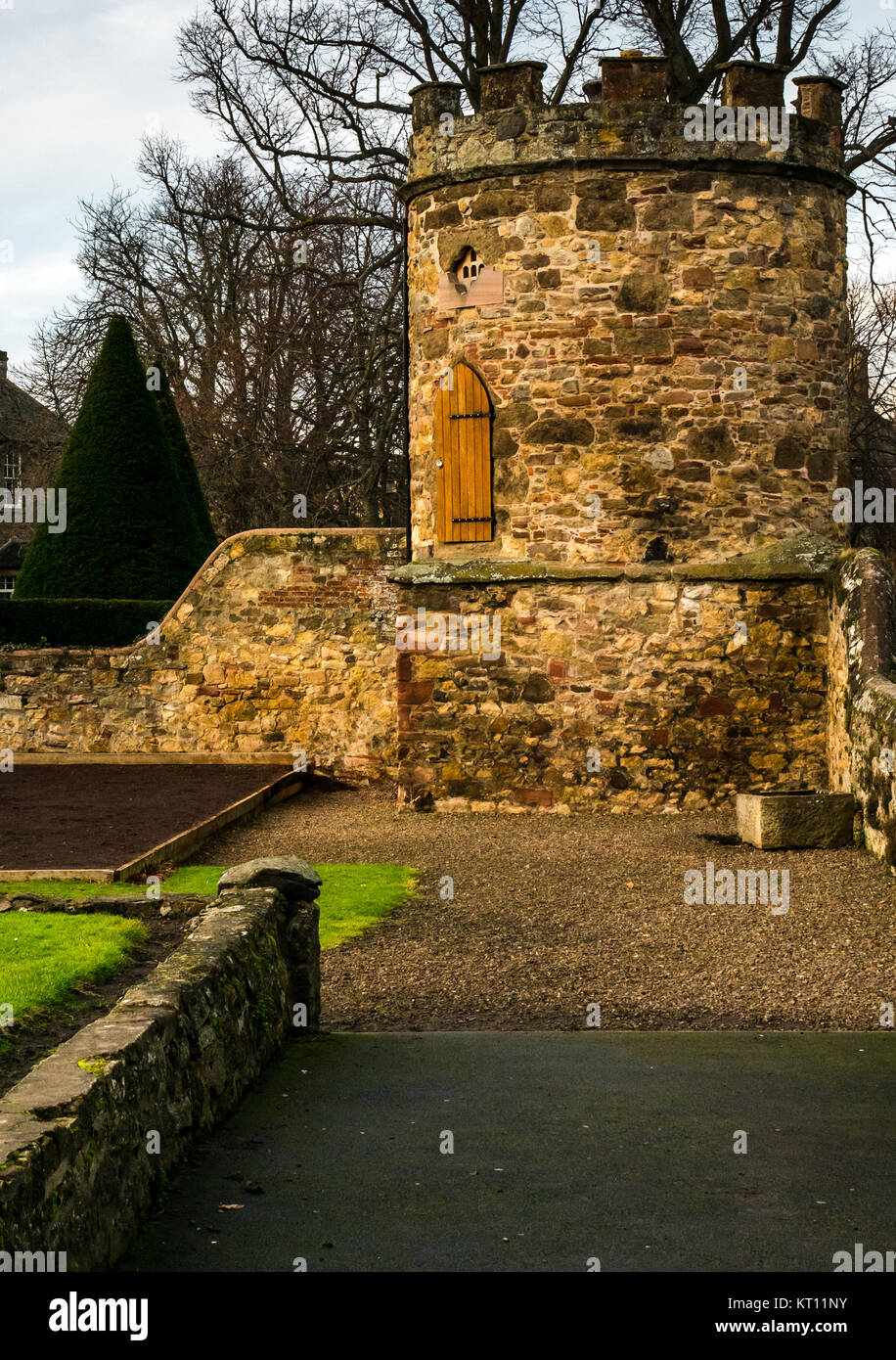 Alter runder Taubenschlag-Turm, Lady Kitty's Garden, Haddington, East Lothian, Schottland, Großbritannien, mit Schutthimmel, Zinnen-Spitze und gewölbter Tür Stockfoto