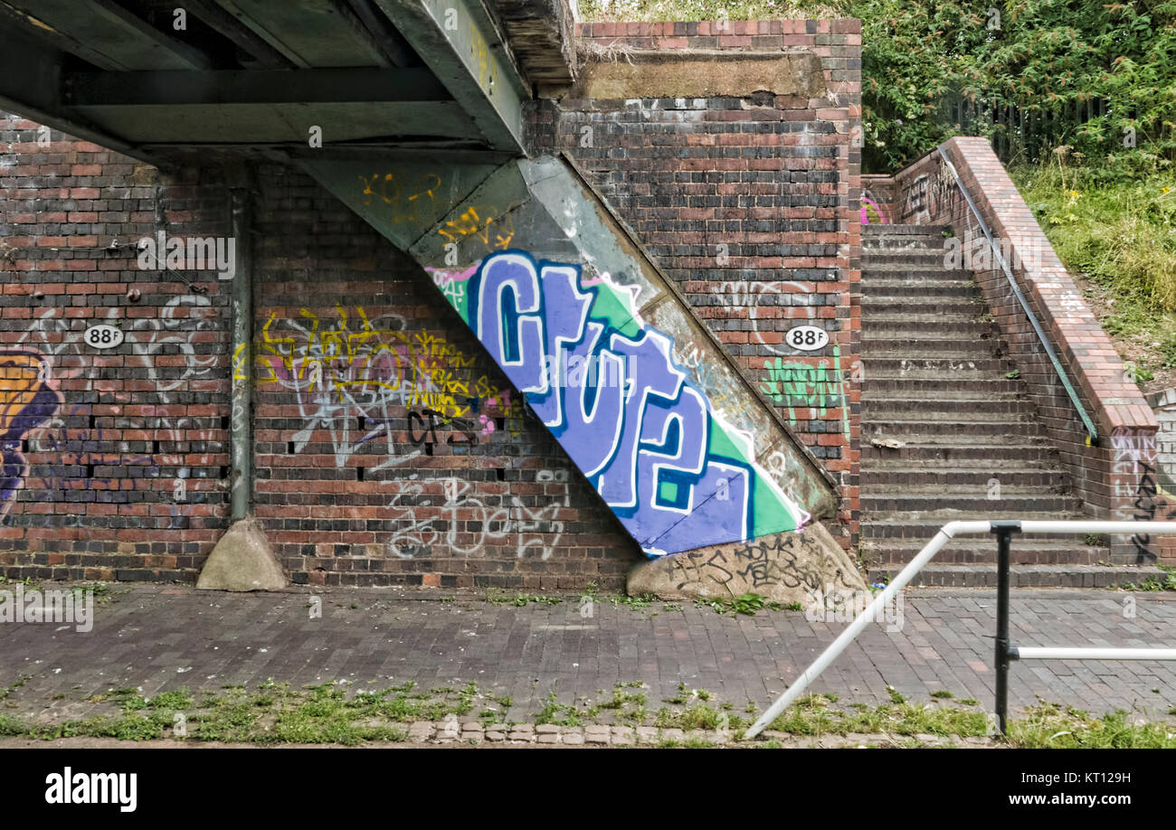 Ziegel und Metall Kanalbrücke und Schritte mit Graffiti Stockfoto