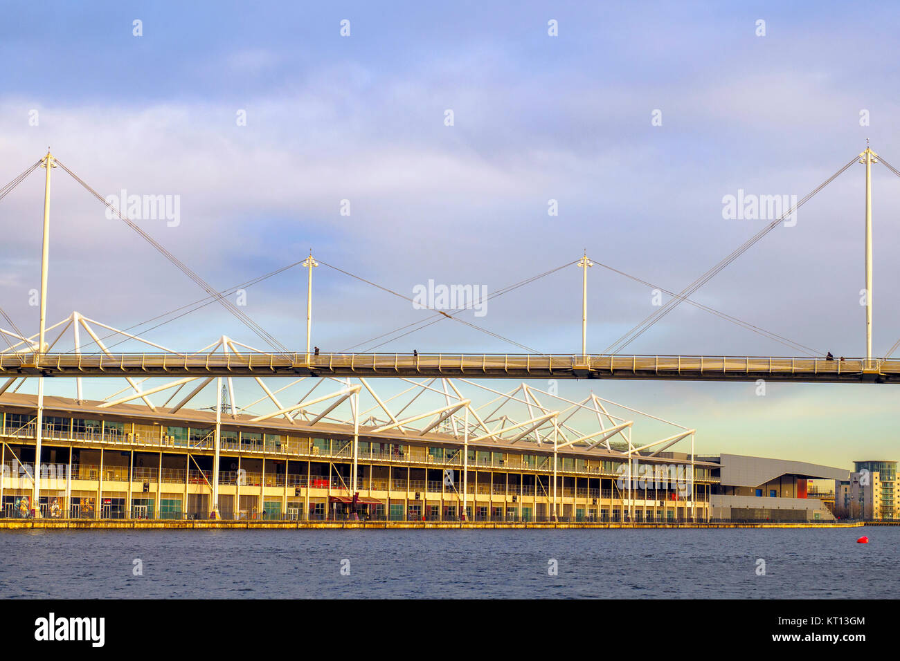 Hängebrücke über Royal Victoria Docks und die Waterfront Abschnitt des Excel Exhibition Centre, London, England Stockfoto