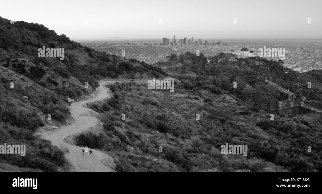 Wanderer verlassen die Menge an Griffith Observatorium zu Fuß zu Dante's View" in Los Angeles Stockfoto