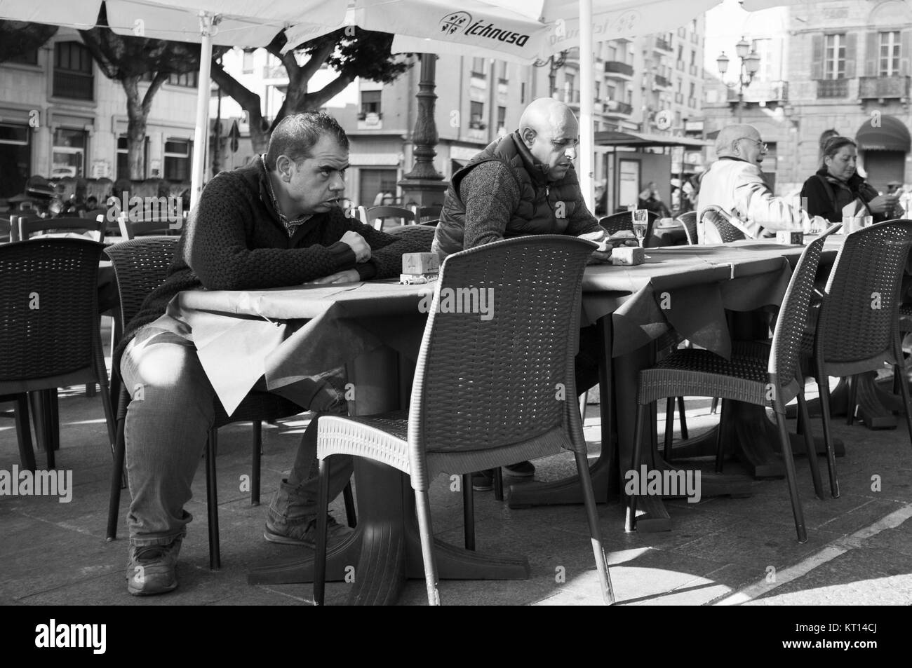 Die Einheimischen in der Piazza Yenne, Cagliari, Sardinien. Stockfoto