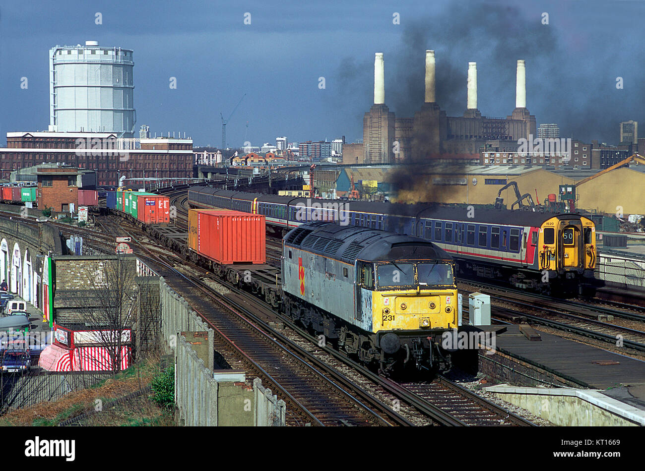 Eine Class 47 Lokomotive arbeiten ein Freightliner Service sendet eine Feder der diesel Rauch bei Wandsworth Road Station in London. 17. März 1993. Stockfoto