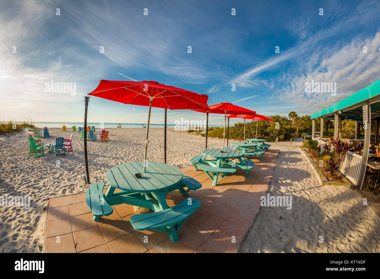 Picknick Tische und Stühle am Strand an einem sonnigen Tag am South Beach Bar & Grill am Gasparilla Island, Florida Stockfoto