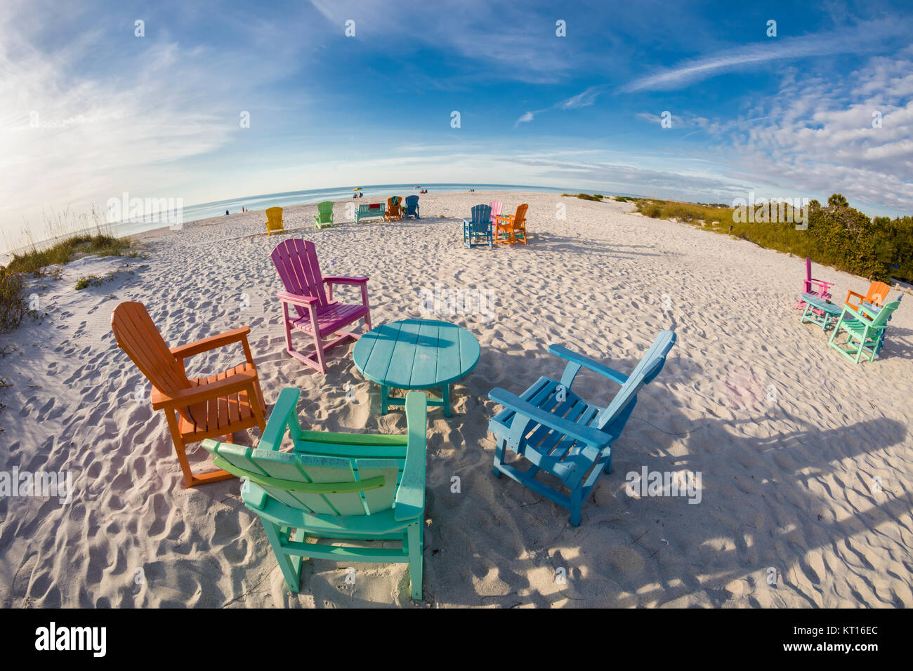 Bunte Tische und Stühle am Strand an einem sonnigen Tag am South Beach Bar & Grill am Gasparilla Island, Florida Stockfoto