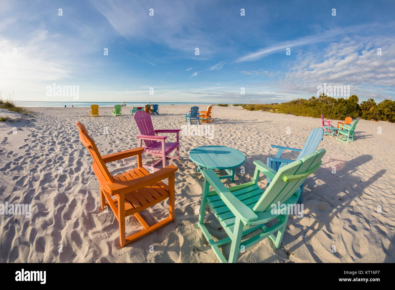 Bunte Tische und Stühle am Strand an einem sonnigen Tag am South Beach Bar & Grill am Gasparilla Island, Florida Stockfoto