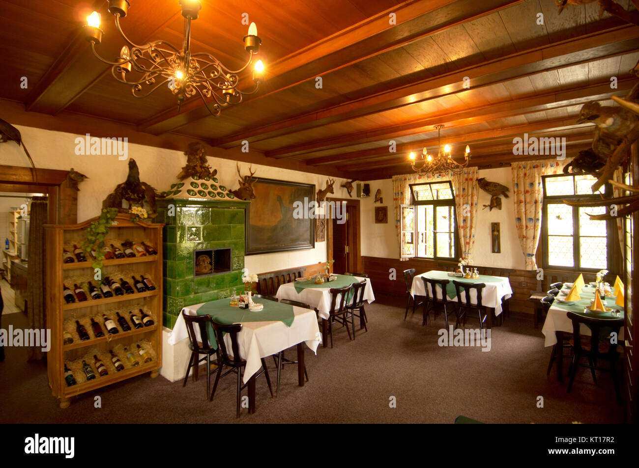Tschechien, Böhmen: Stube des beliebten Wildrestaurants Utetreva im Naturschutzgebiet Kladska bei Marienbad. Stockfoto