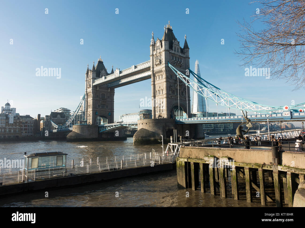Tower Bridge mit dem Shard Wolkenkratzer von St Katharine Dock Pier London England United Kingdom UK Stockfoto