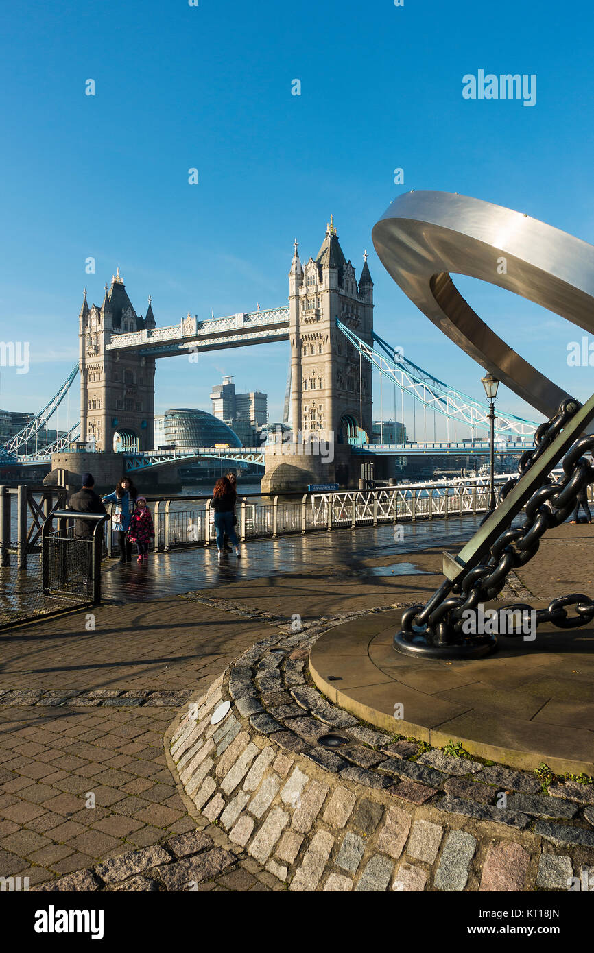 Die Tower Bridge und die Themse mit St Katharine Pier an einem klaren Wintertag mit schönen blauen Himmel London England United Kingdom UK Stockfoto