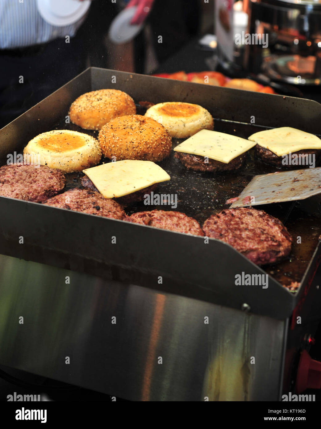 Hamburger mit Käse und Brötchen in der Pfanne bereitet Stockfoto