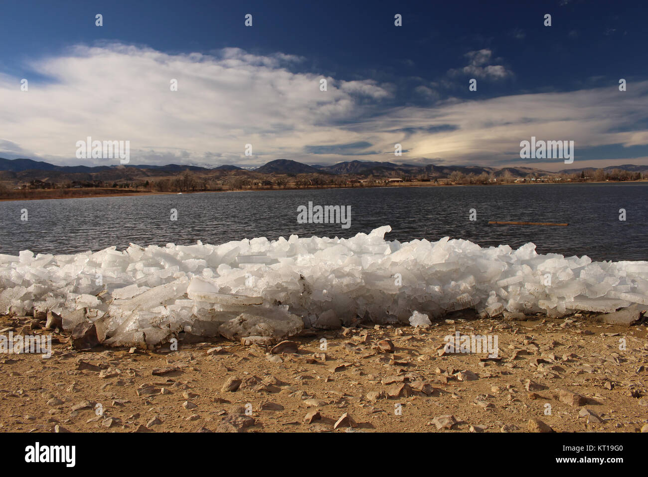 Stapel von gebrochenem Eis entlang der Seeufer in Colorado. Stockfoto