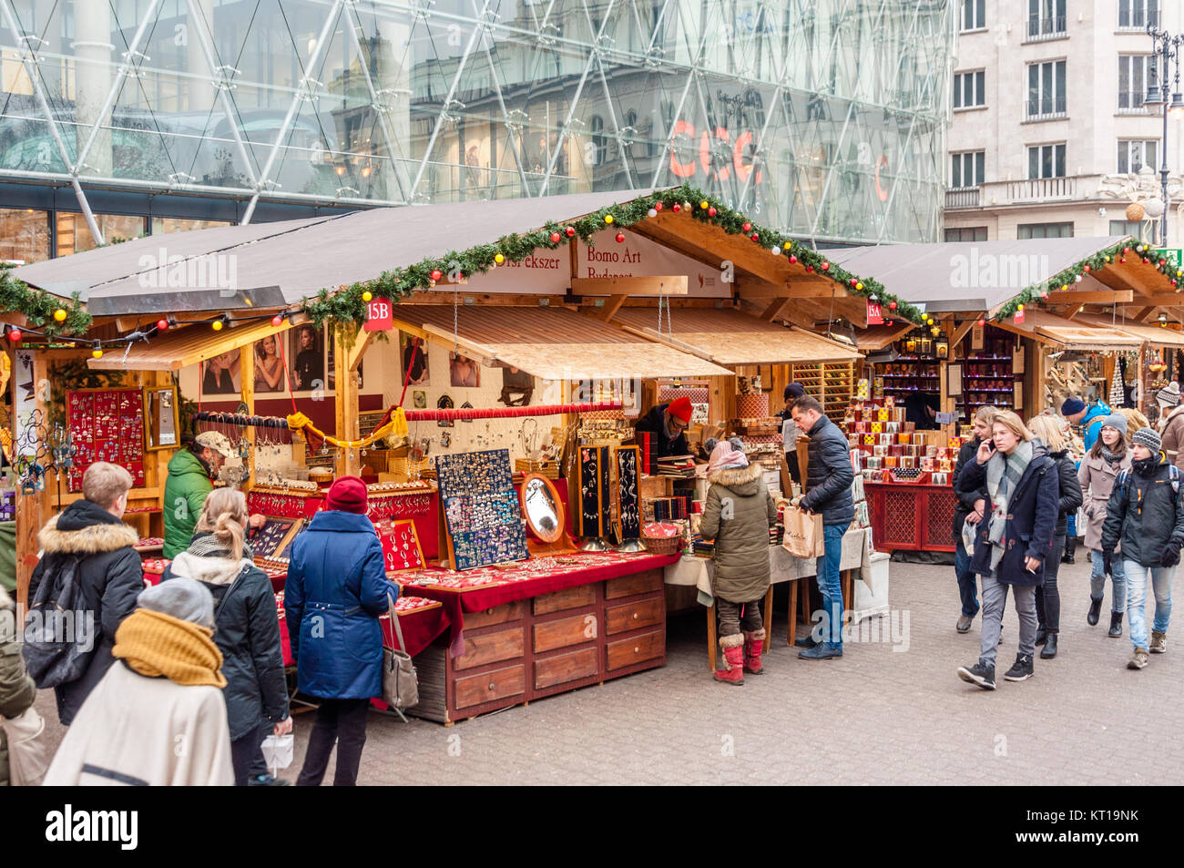 Weihnachtsmarkt in Budapest am Vörösmarty Platz Stockfoto