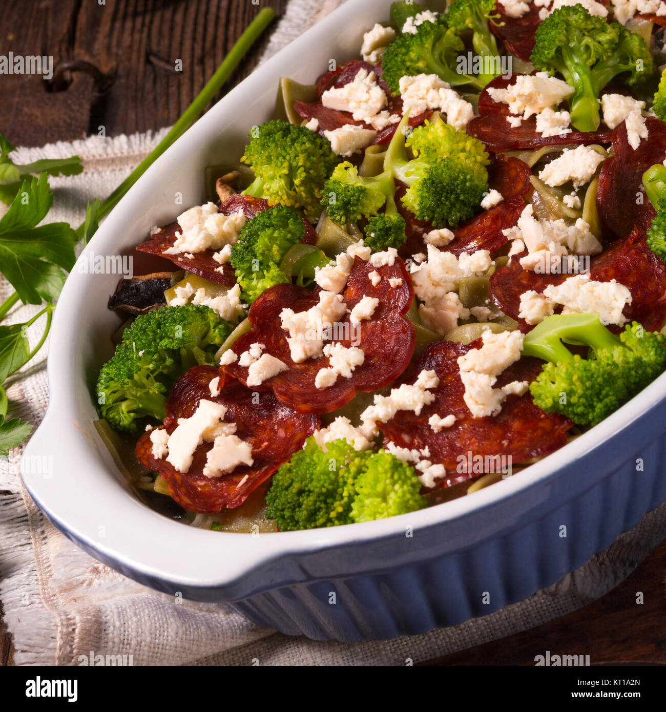 Ribbon pasta Kasserolle mit Chorizo und Gemüse Stockfoto